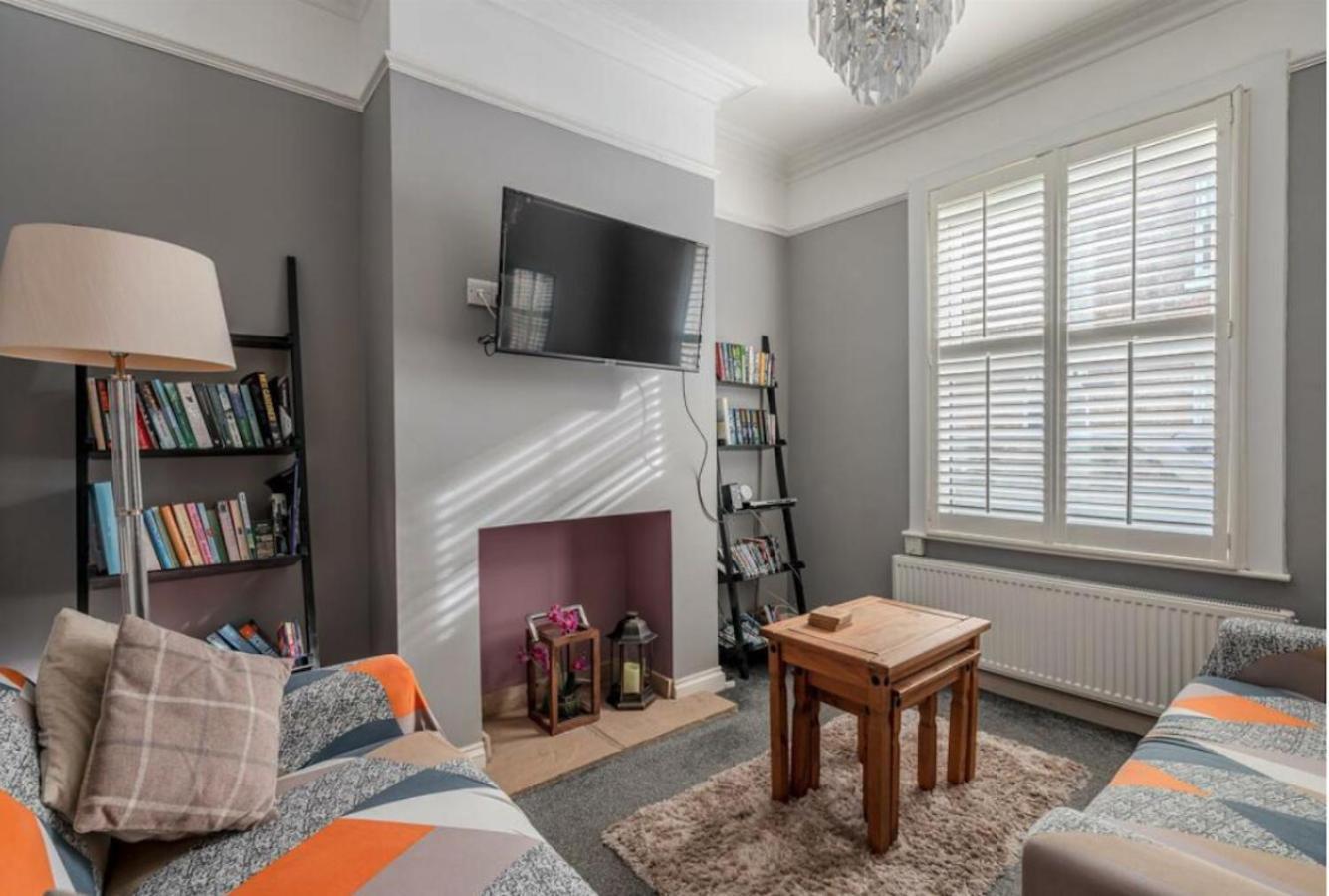 Entire 2-Bedroom House With Garden York Eksteriør billede